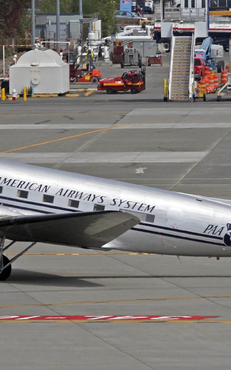 N877MG - Douglas