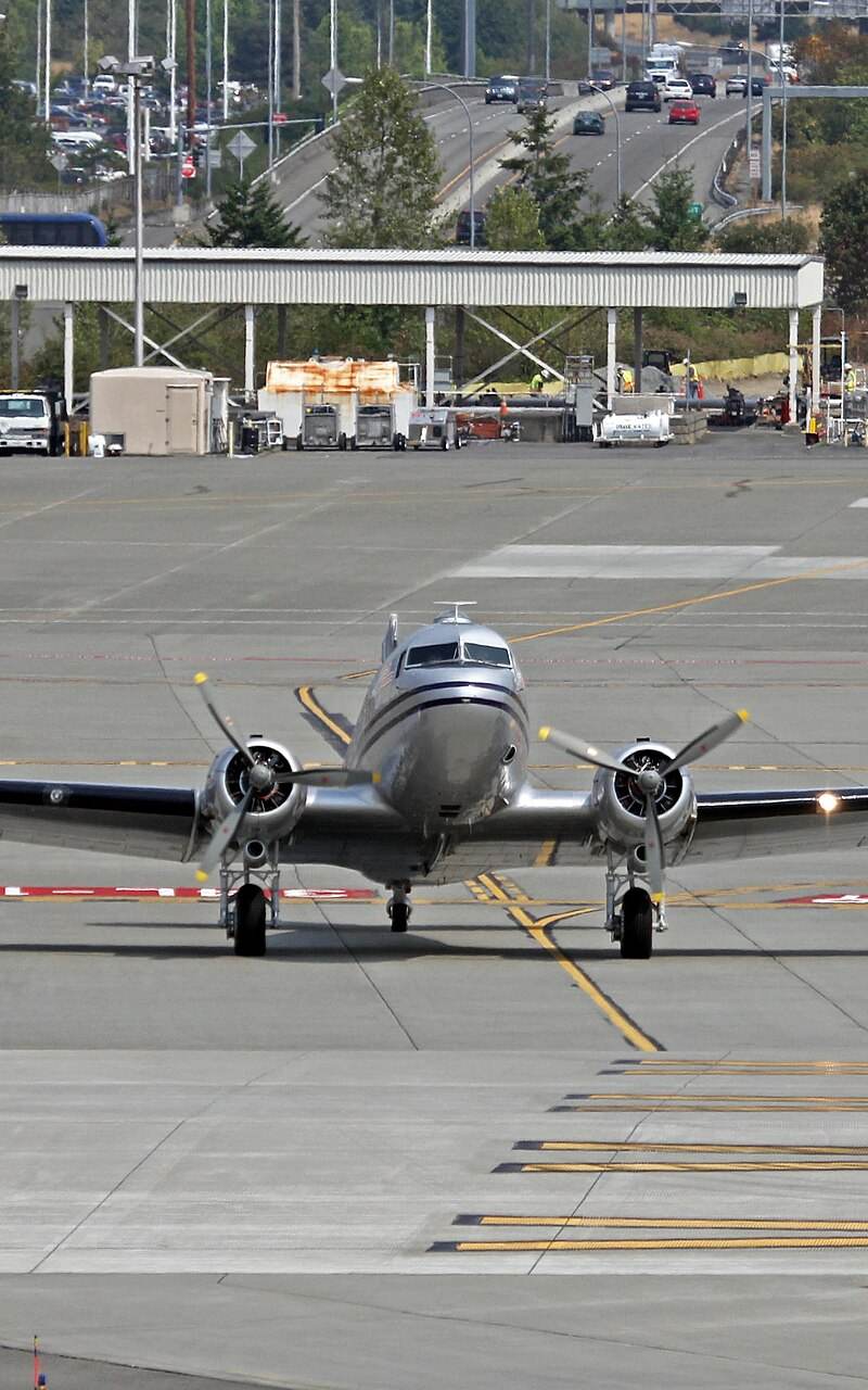 N877MG - Twin-engine aircraft