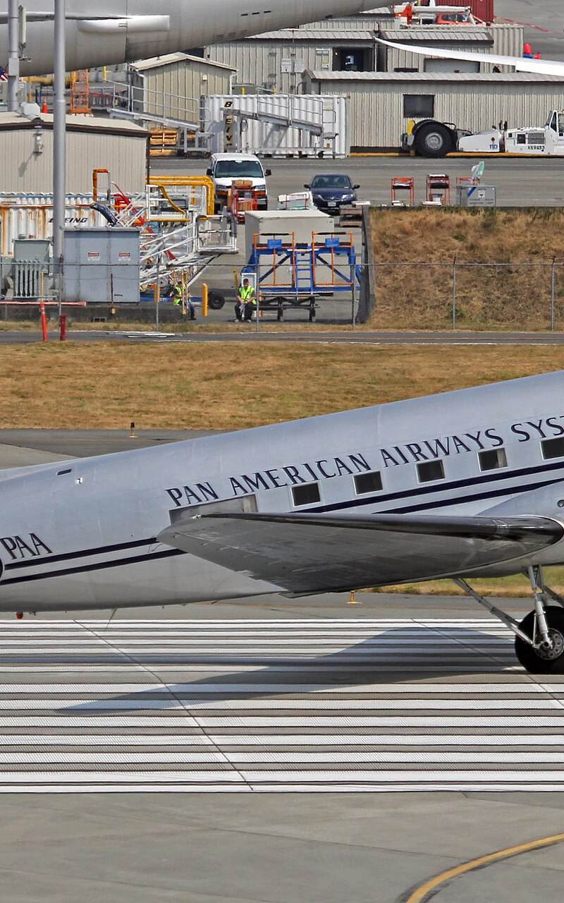 N877MG - Douglas