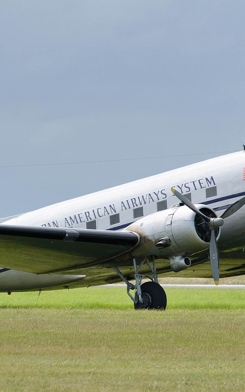 N877MG - Twin-engine aircraft
