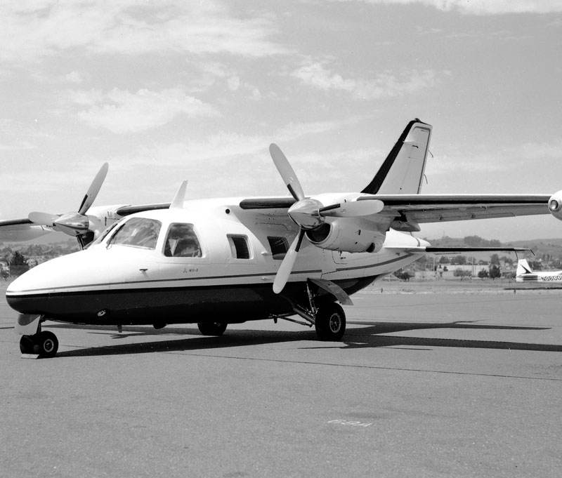 N879Q - Twin-engine aircraft
