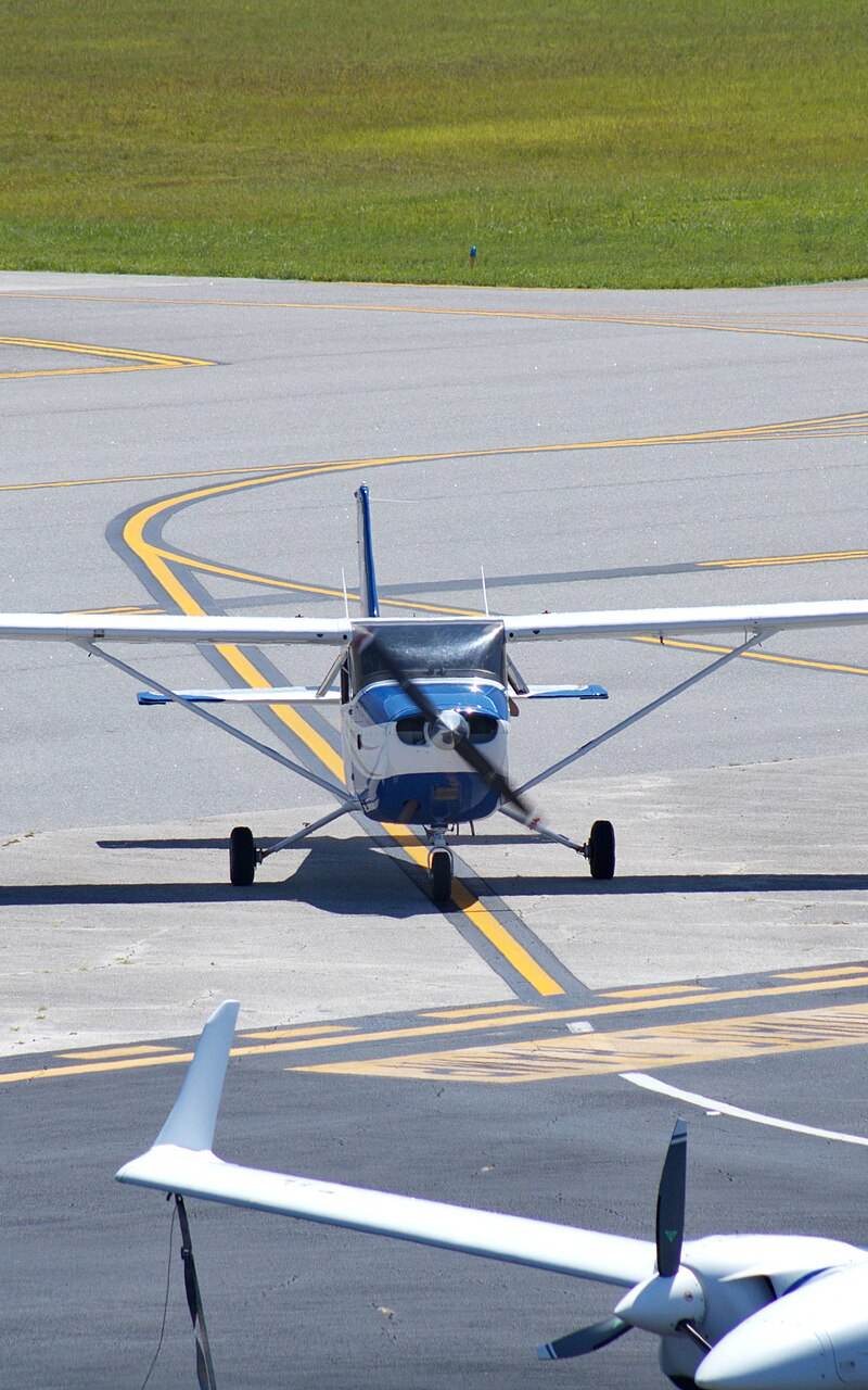 N884ER - Twin-engine aircraft