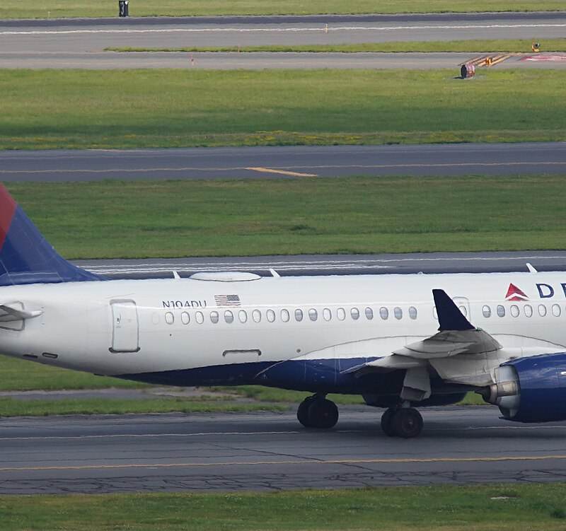 N104DU - Twin-engine aircraft
