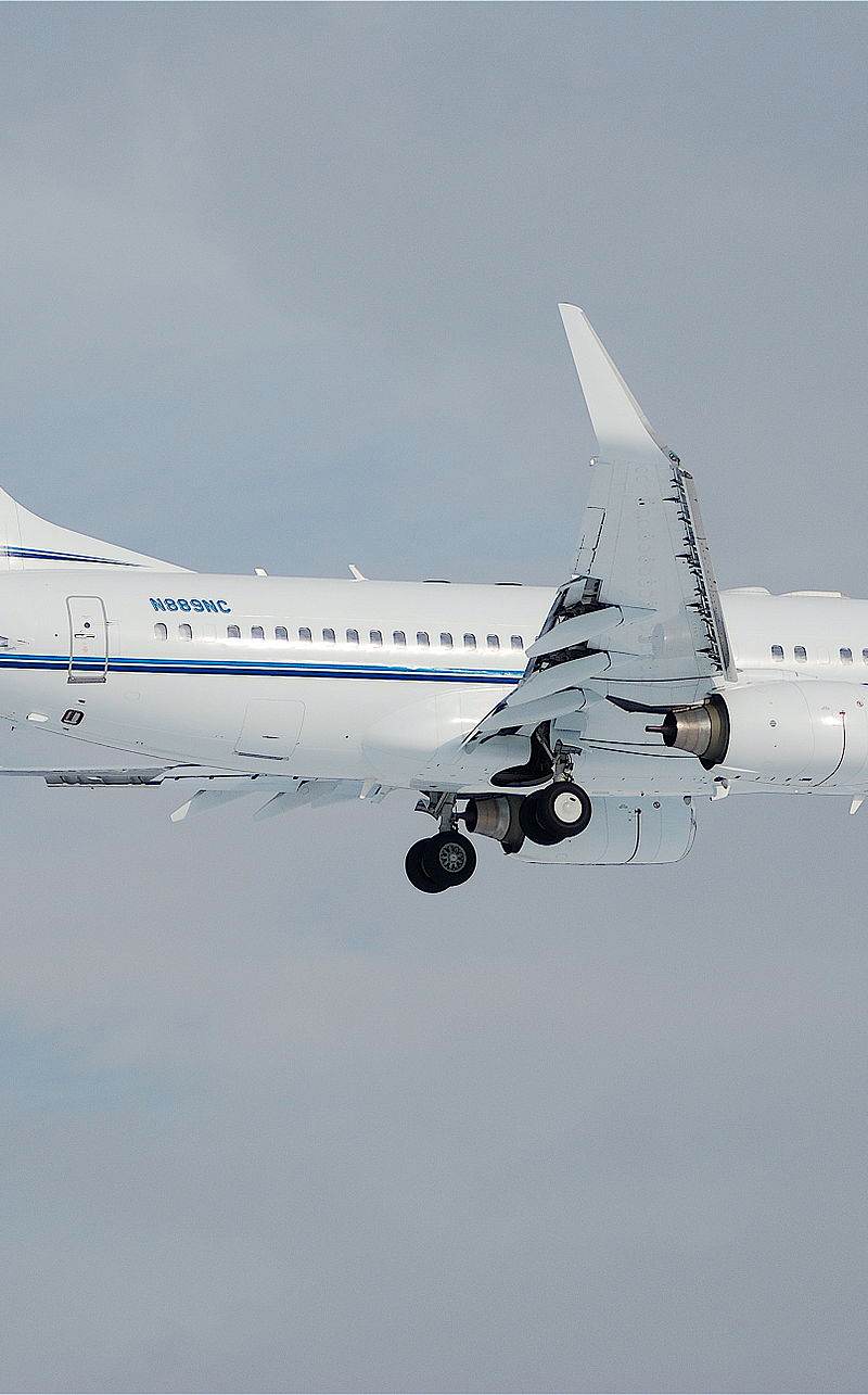 N889NC - Twin-engine aircraft