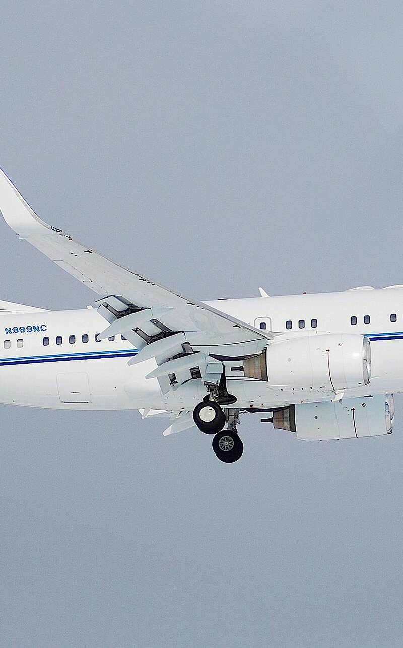N889NC - Twin-engine aircraft