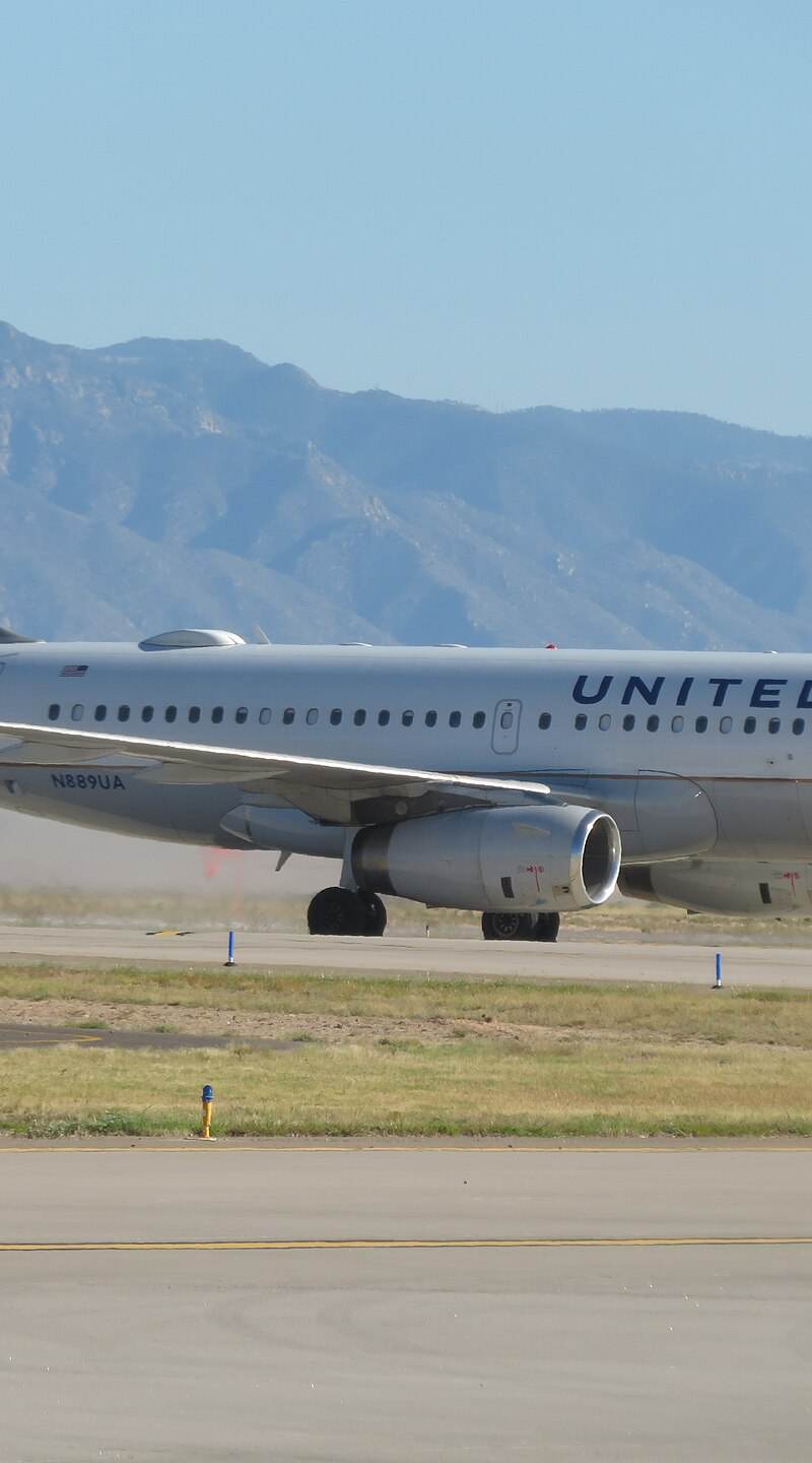 N889UA - Twin-engine aircraft