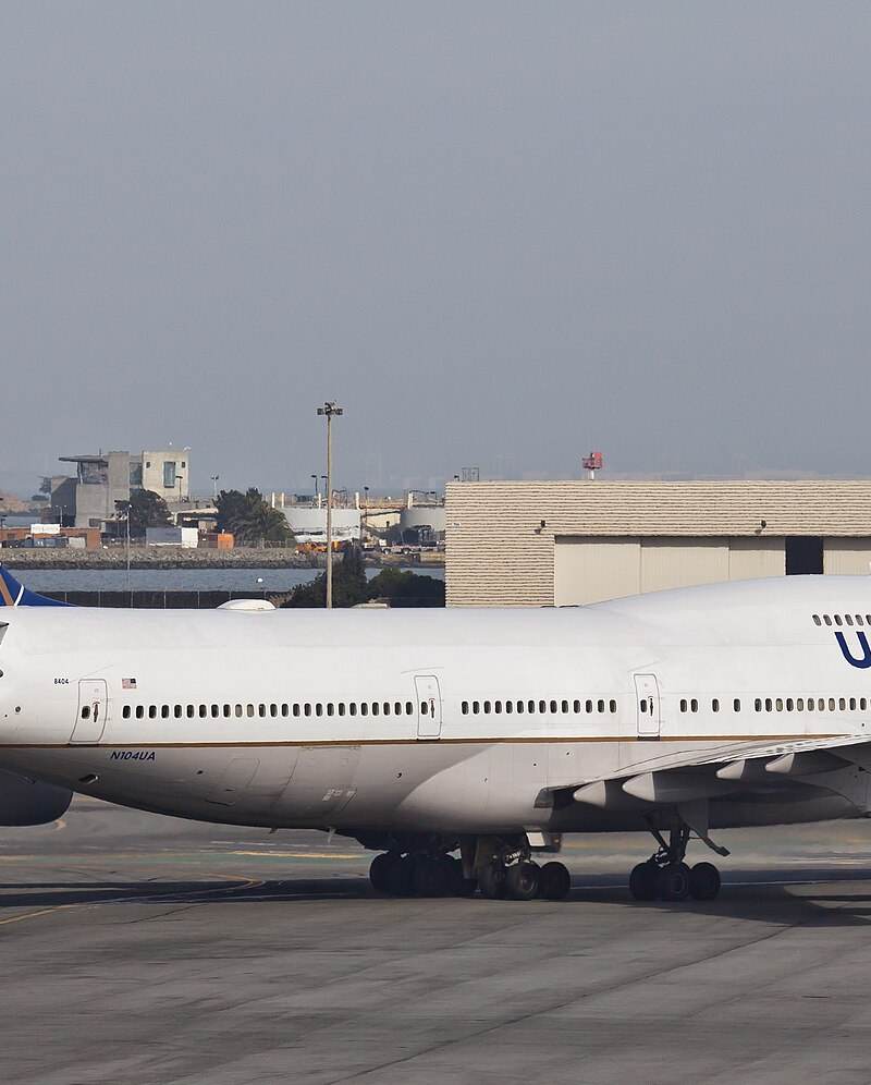 N104UA - Boeing