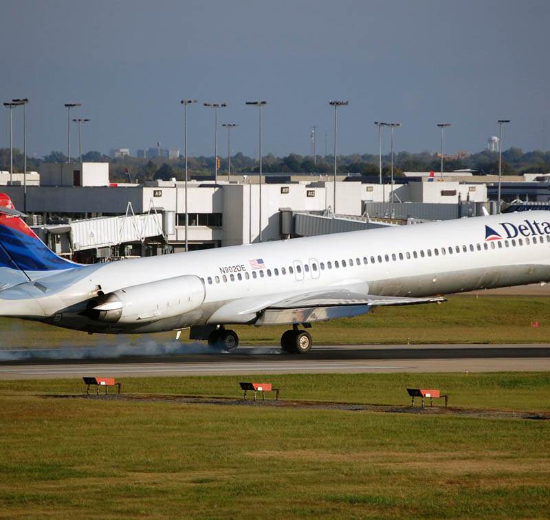 N902DE - Douglas