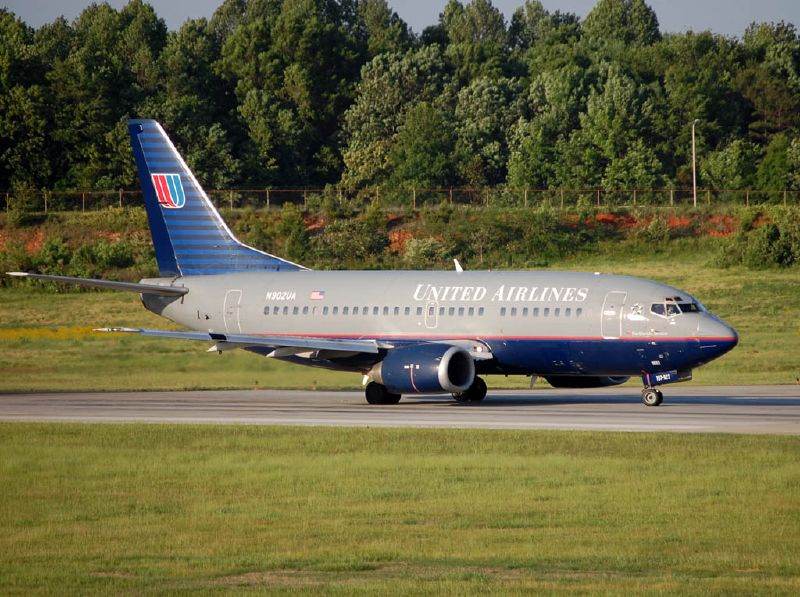 N902UA - Twin-engine aircraft