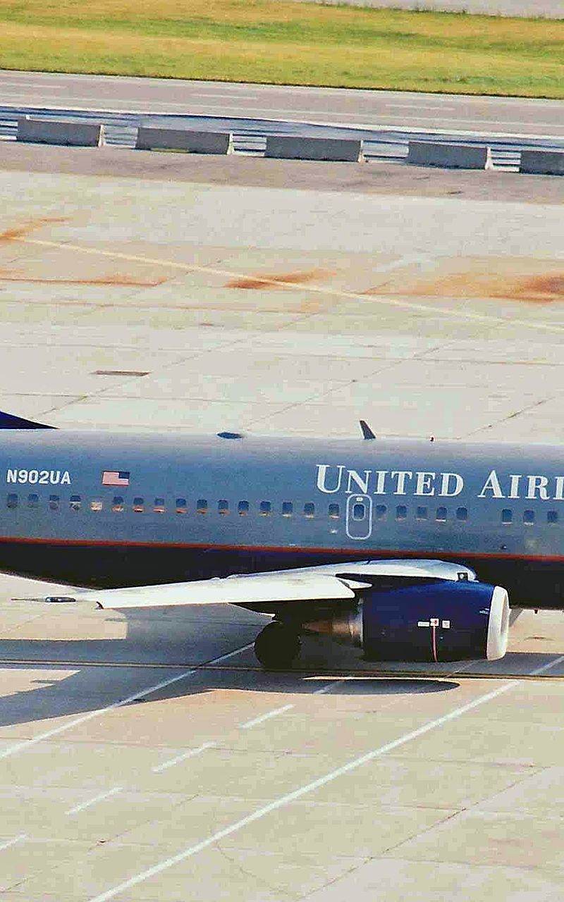 N902UA - Twin-engine aircraft