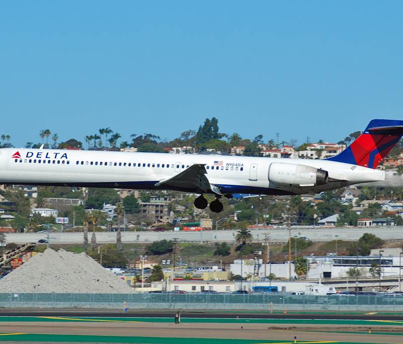 N904DA - Twin-engine aircraft