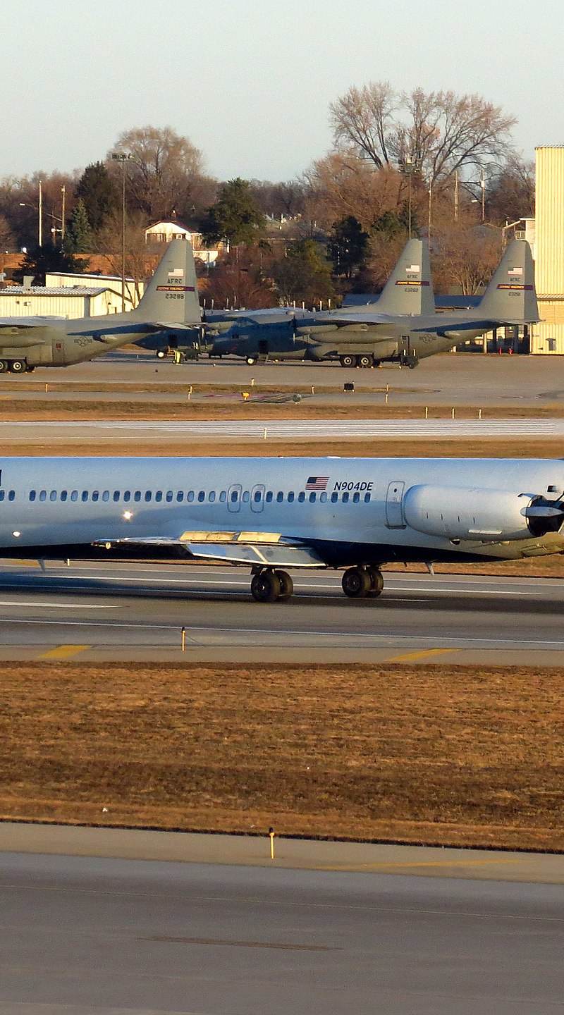 N904DE - Twin-engine aircraft