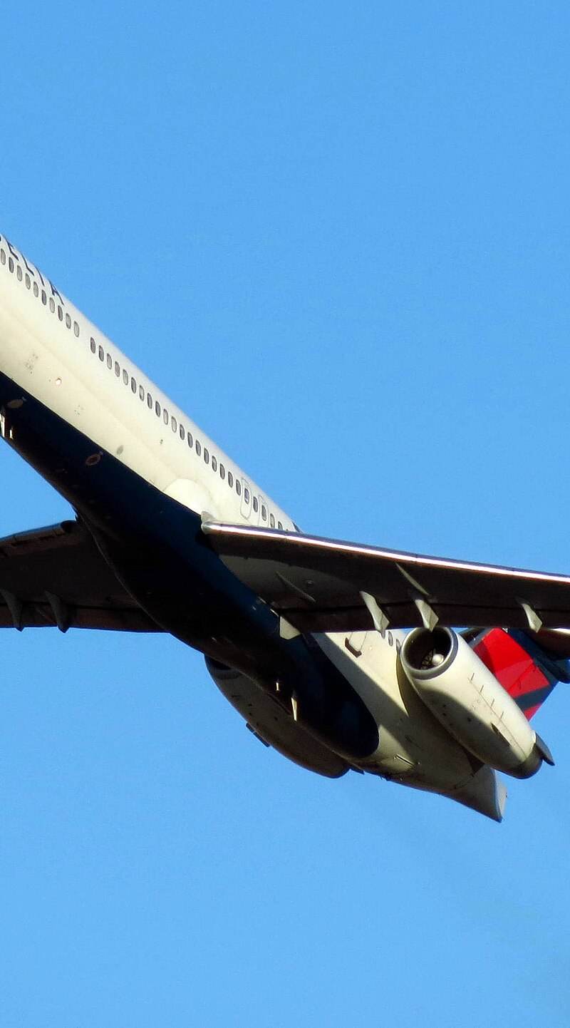 N905DE - Twin-engine aircraft