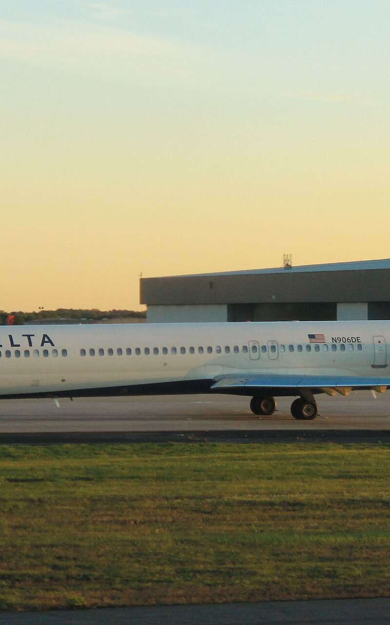 N906DE - Douglas