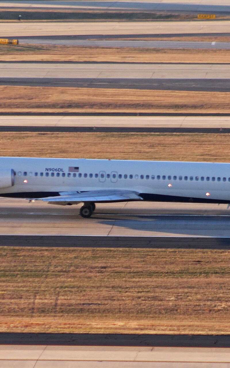 N906DL - Douglas