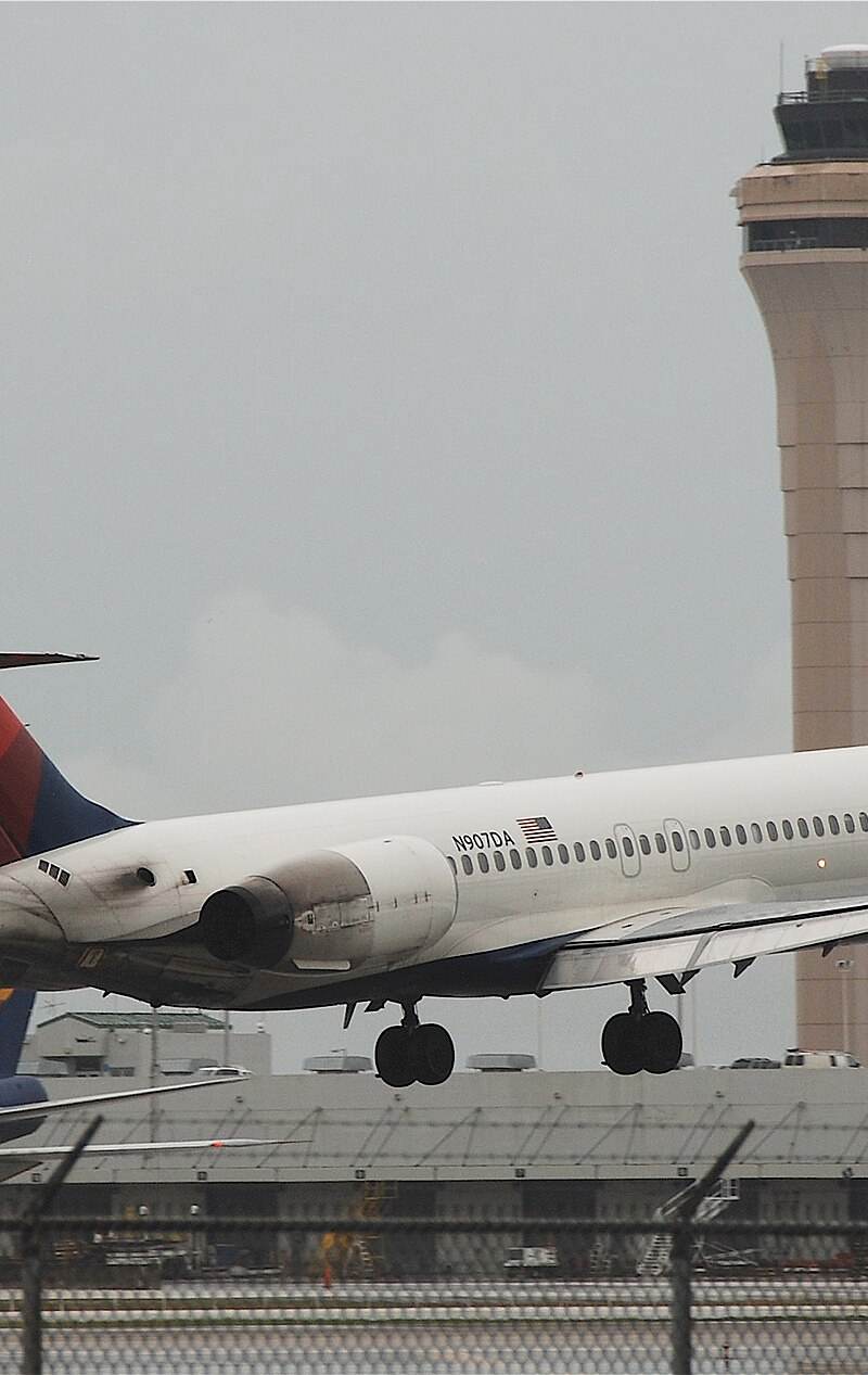 N907DA - Douglas