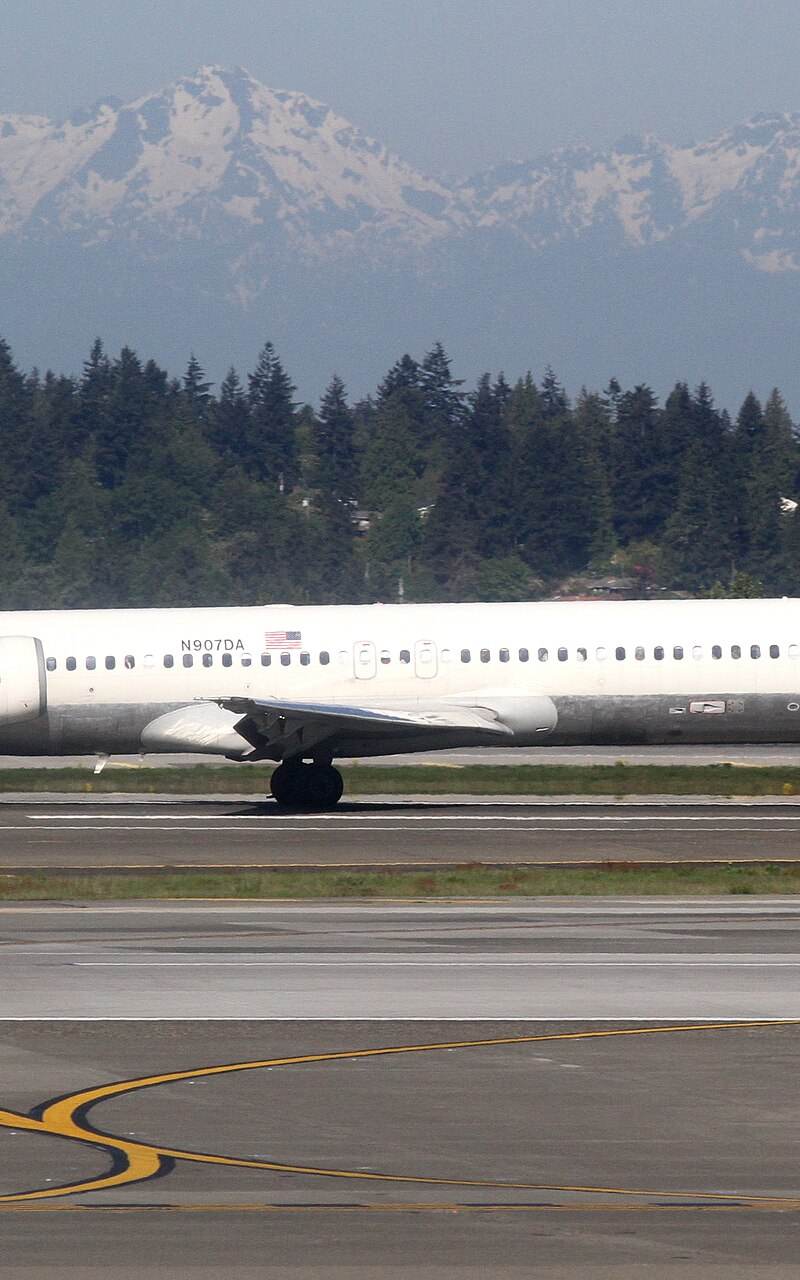 N907DA - Twin-engine aircraft