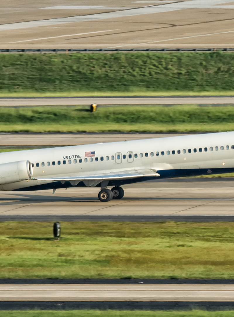 N907DE - Douglas