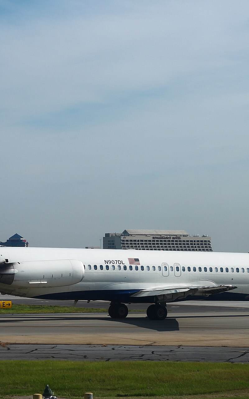 N907DL - Twin-engine aircraft