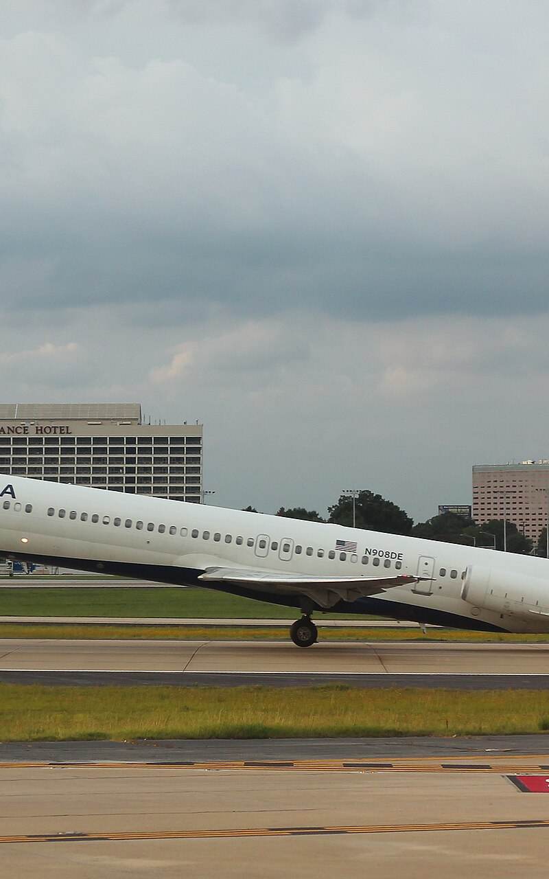 N908DE - Twin-engine aircraft