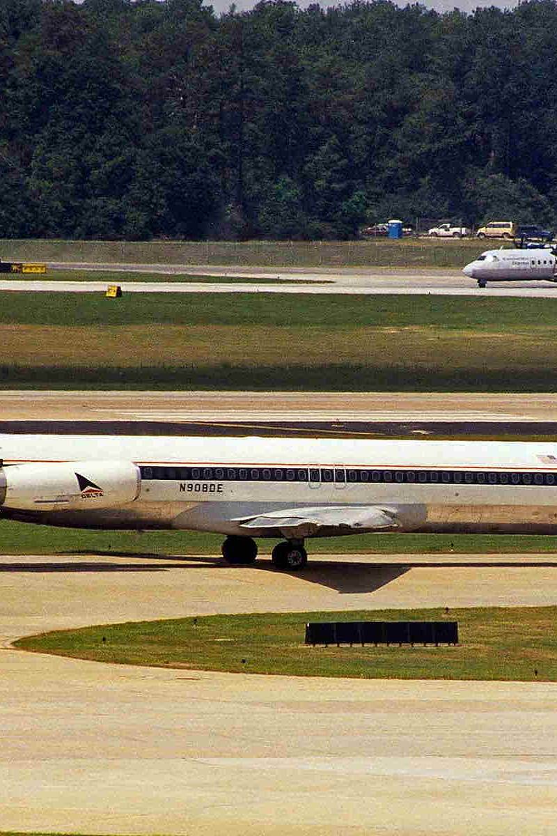 N908DE - Douglas