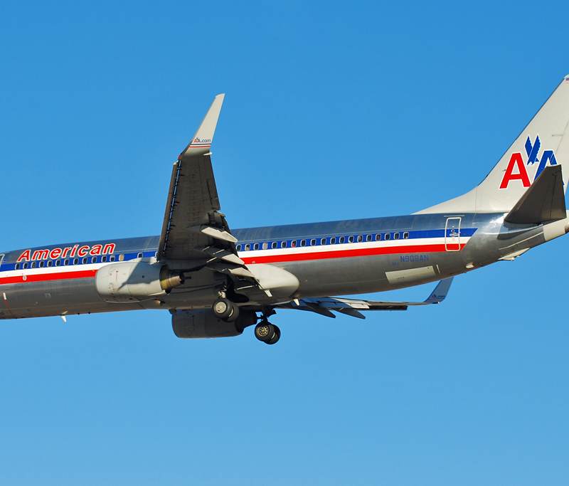 N909AN - Twin-engine aircraft