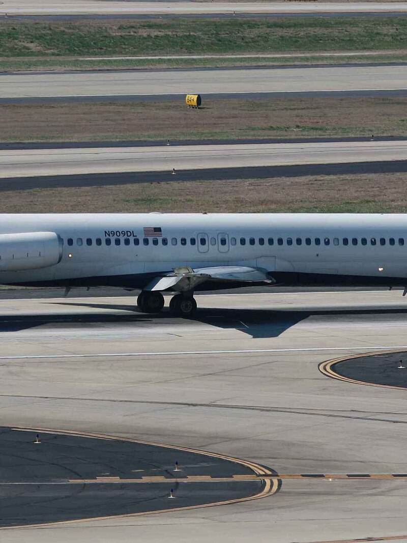 N909DL - Aircraft