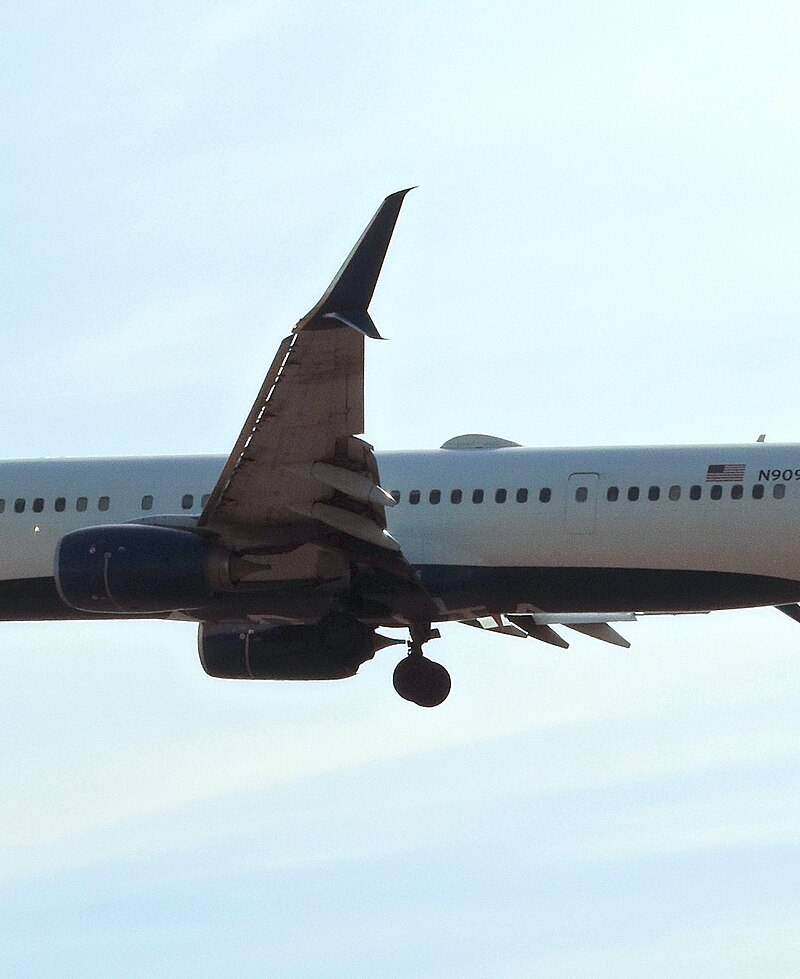 N909DN - Twin-engine aircraft