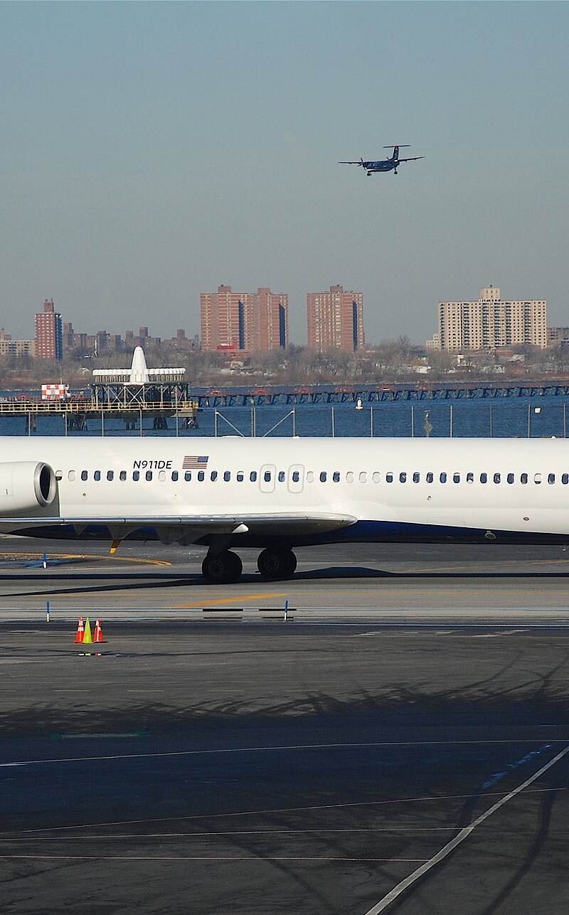 N911DE - Douglas