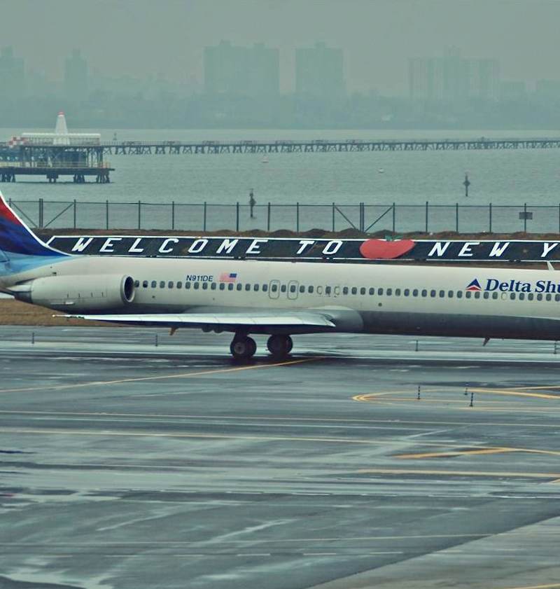 N916DE - Douglas