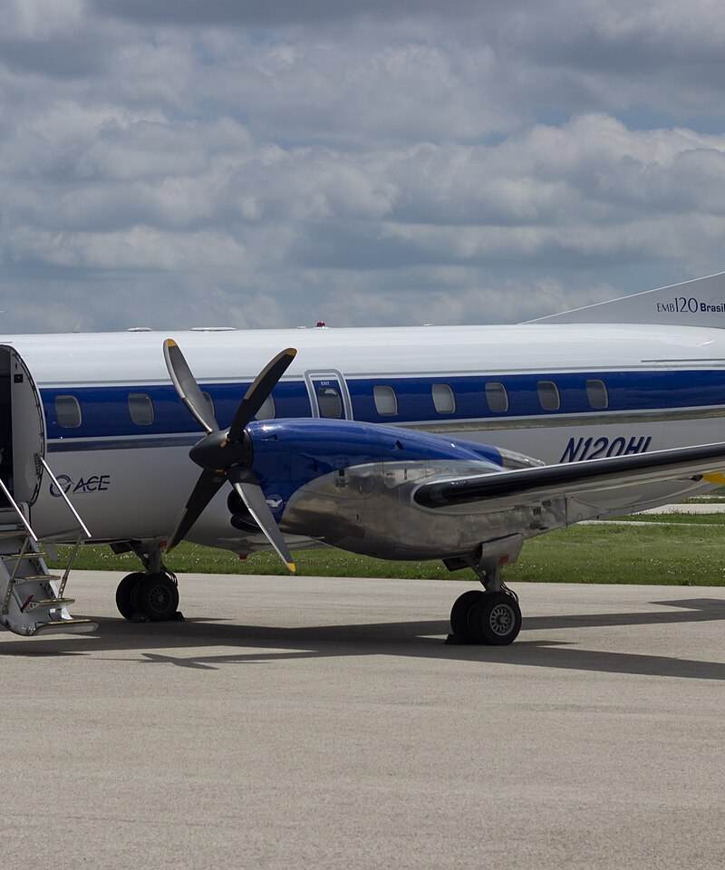 N120HL - Twin-engine aircraft