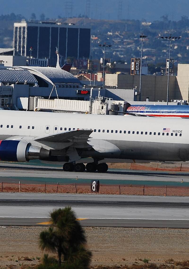 N121DE - Twin-engine aircraft
