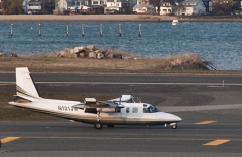 N121JW - Twin-engine aircraft
