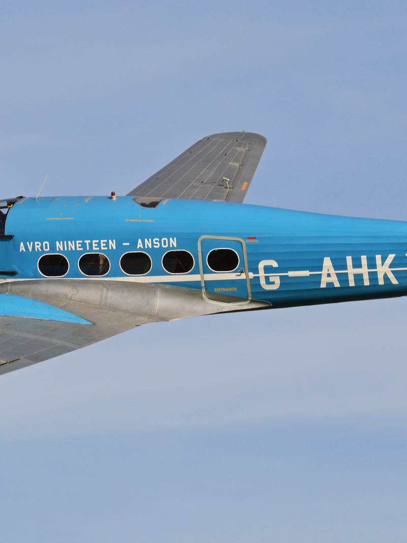 G-AHKX - Twin-engine aircraft