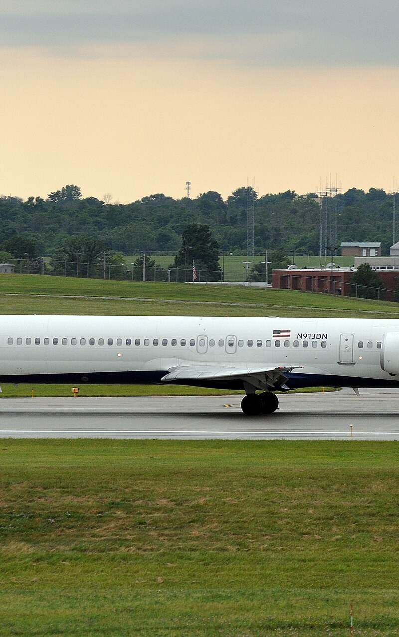 N913DN - Douglas