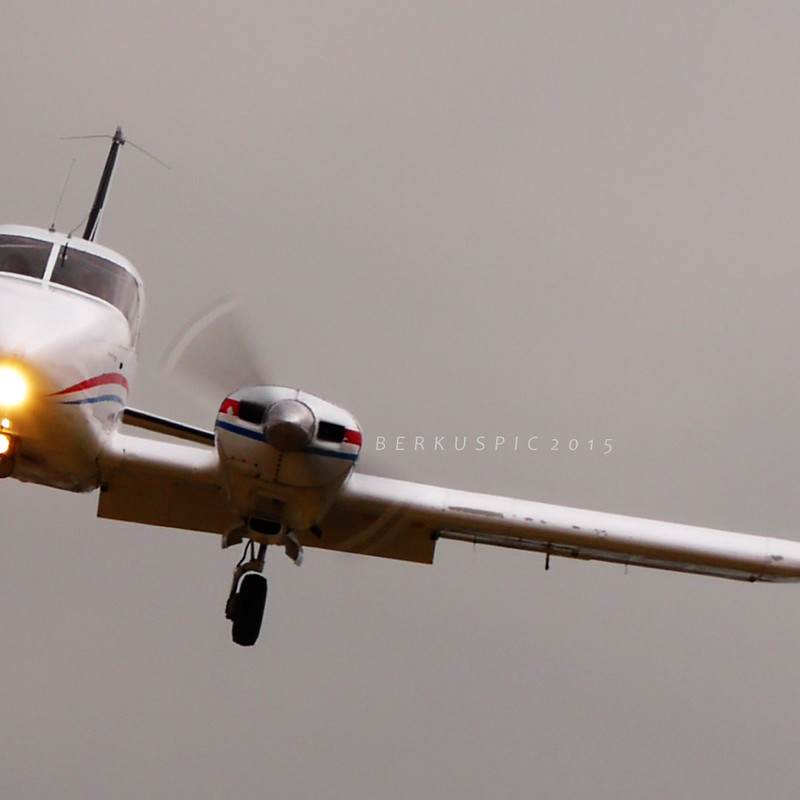 TI-AST - Twin-engine aircraft