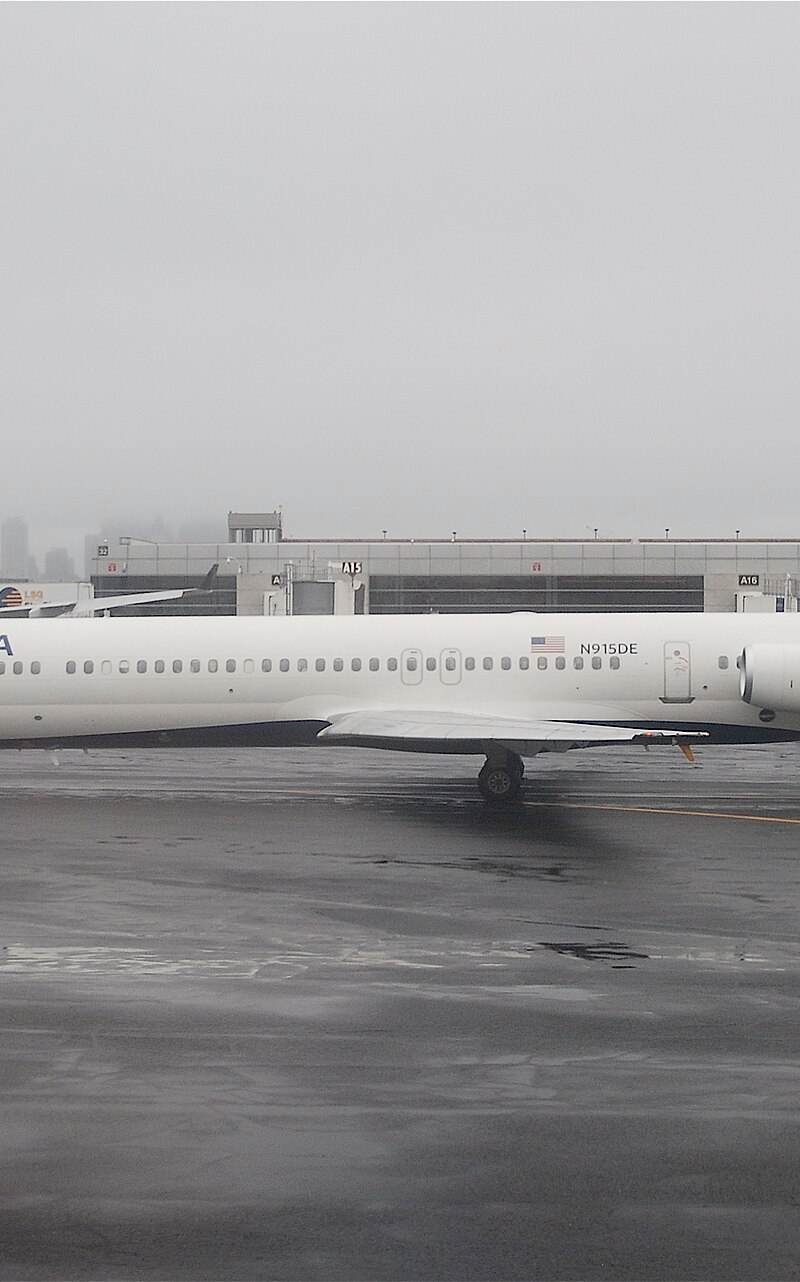 N915DE - Douglas