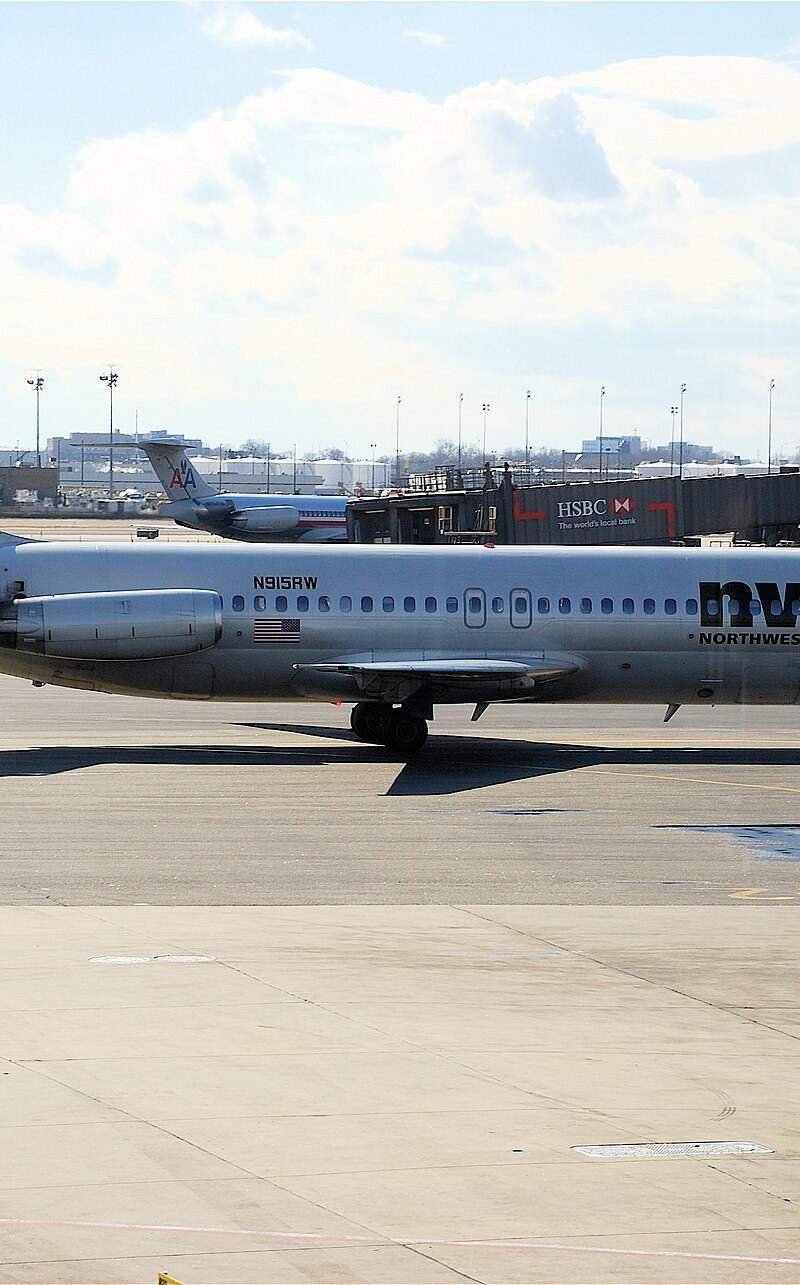 N915RW - Douglas
