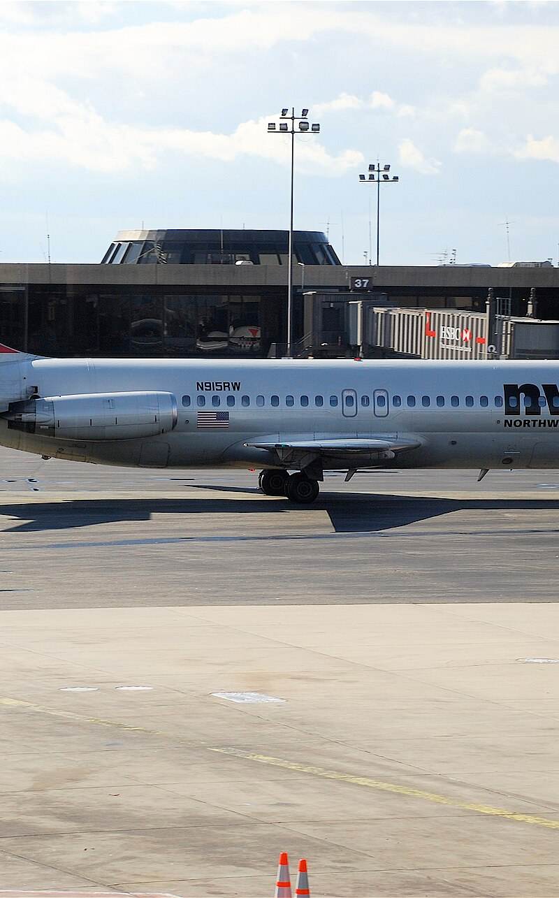N915RW - Twin-engine aircraft
