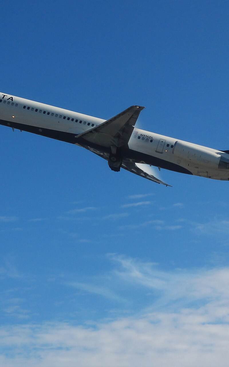 N916DL - Twin-engine aircraft