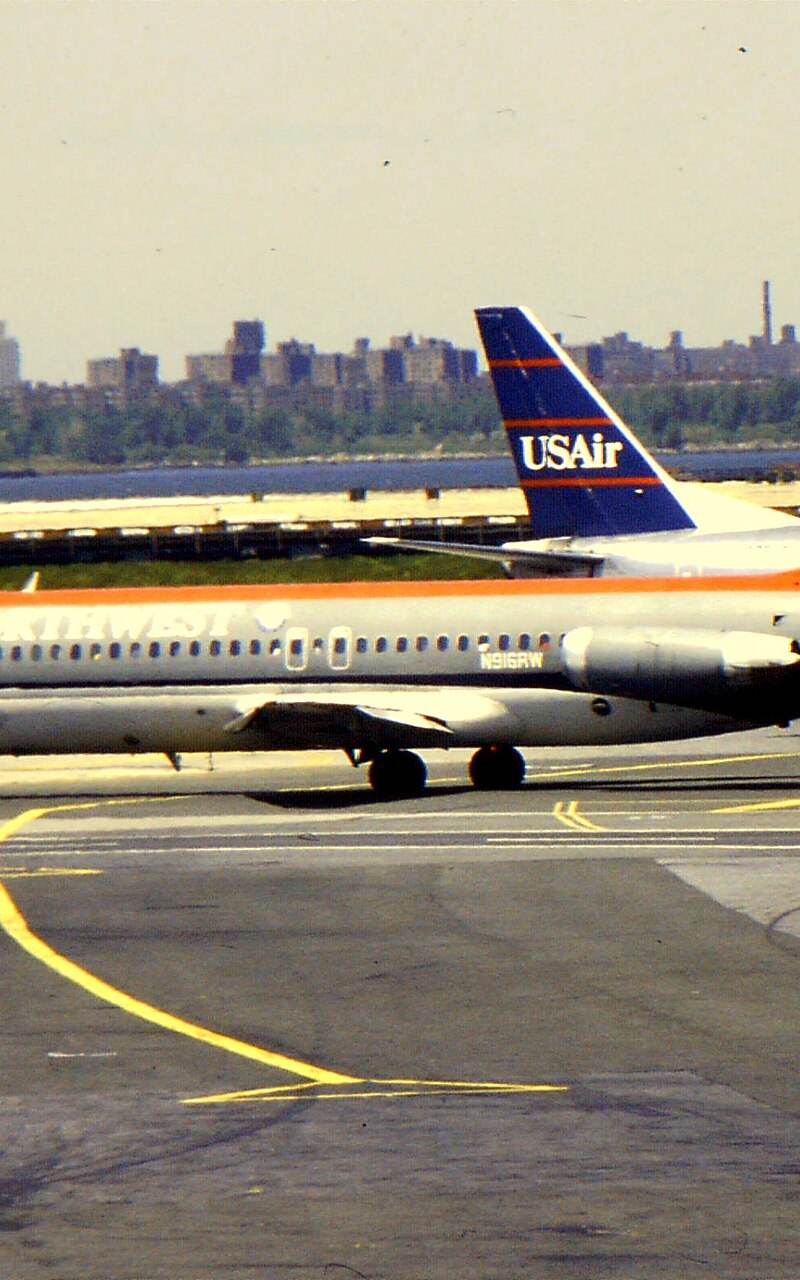 N916RW - Twin-engine aircraft