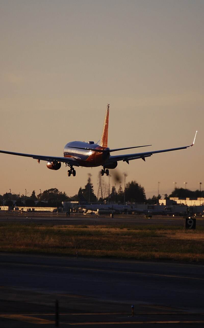 N916WN - Twin-engine aircraft