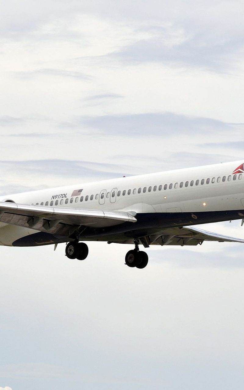 N917DL - Twin-engine aircraft