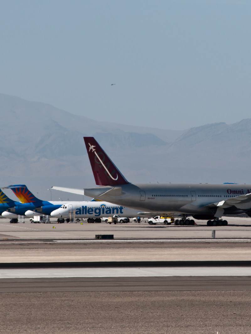 N789UA - Twin-engine aircraft