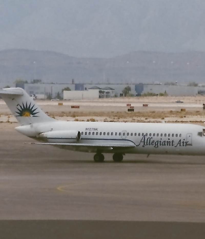N127NK - Douglas