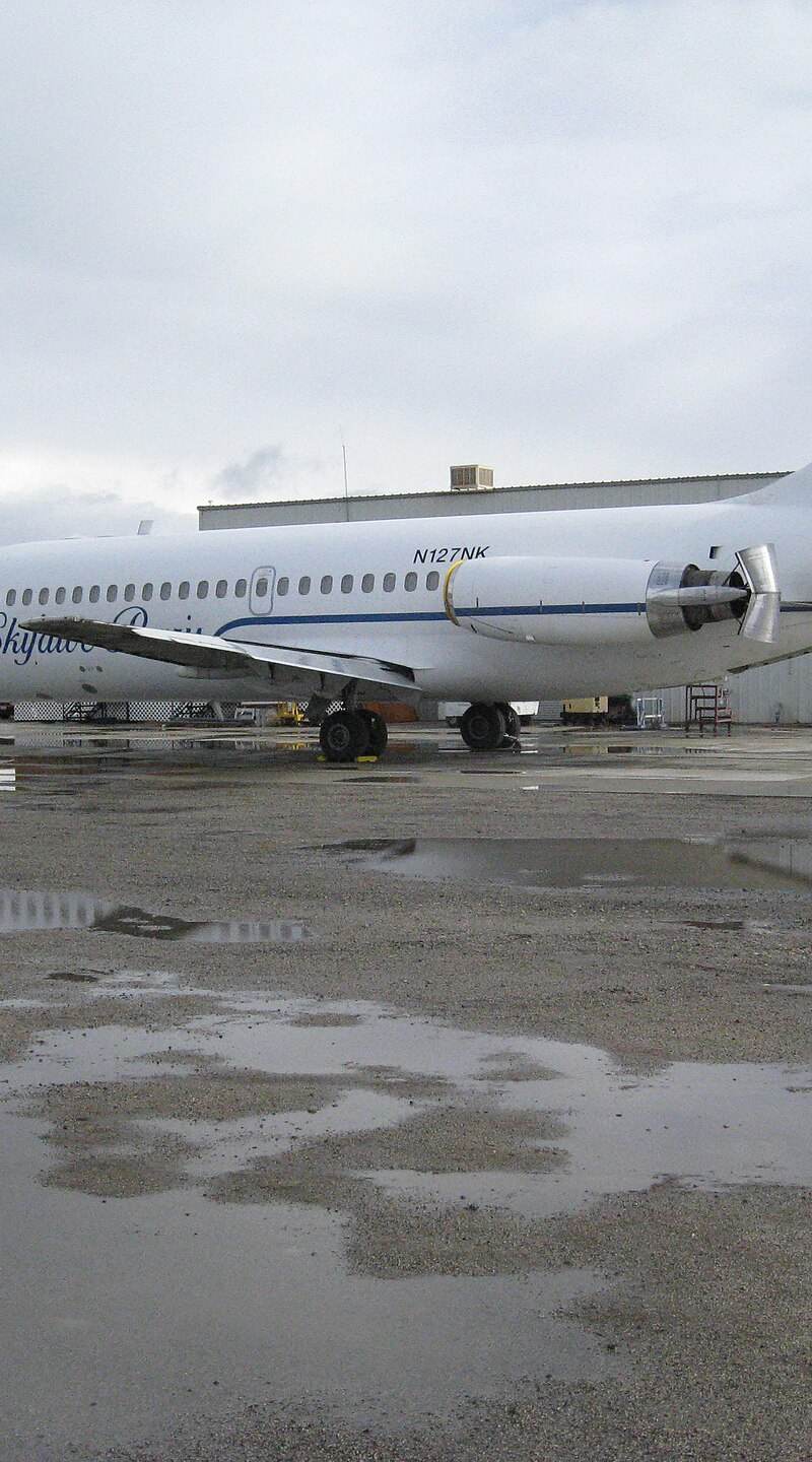 N127NK - Douglas