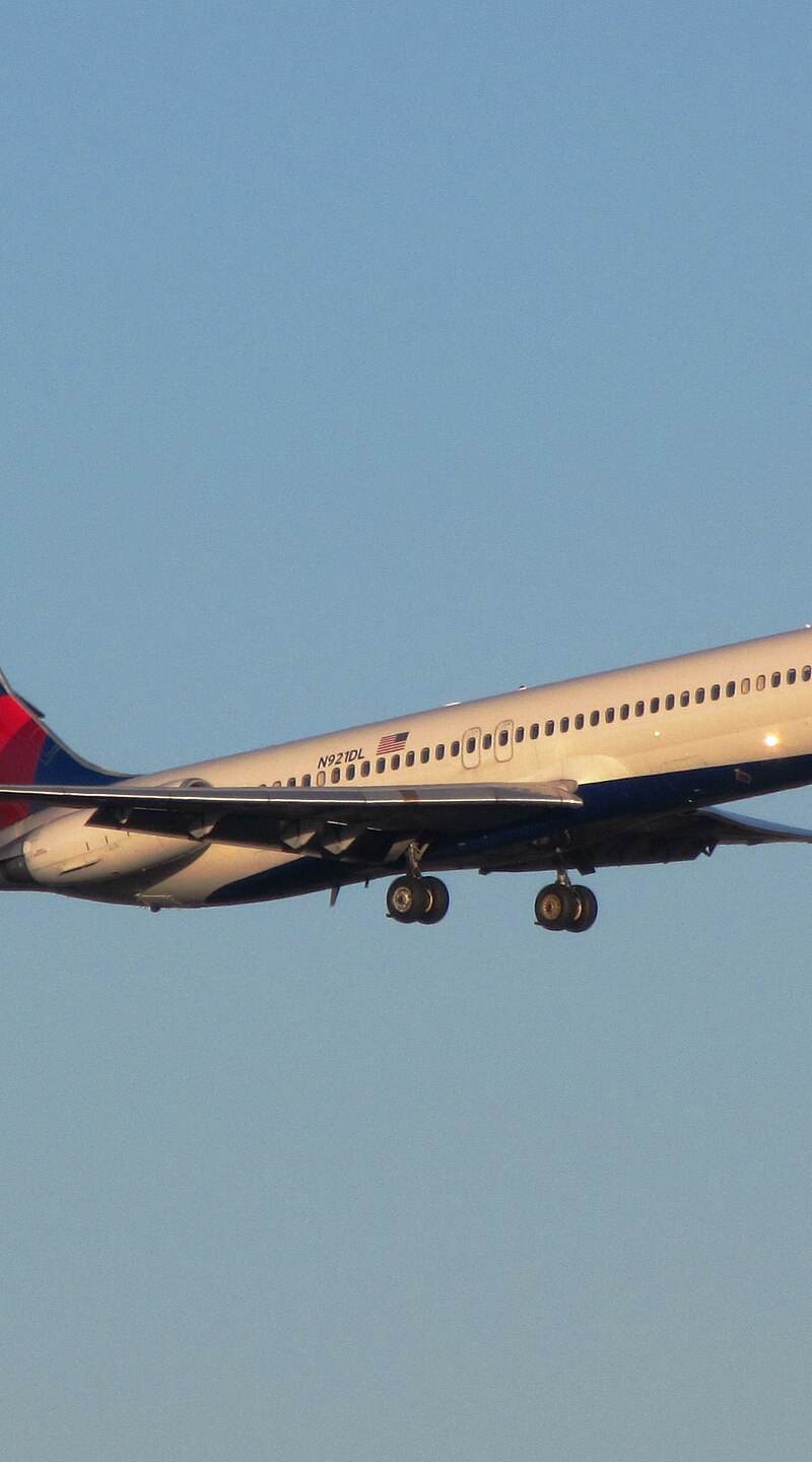 N921DL - Twin-engine aircraft