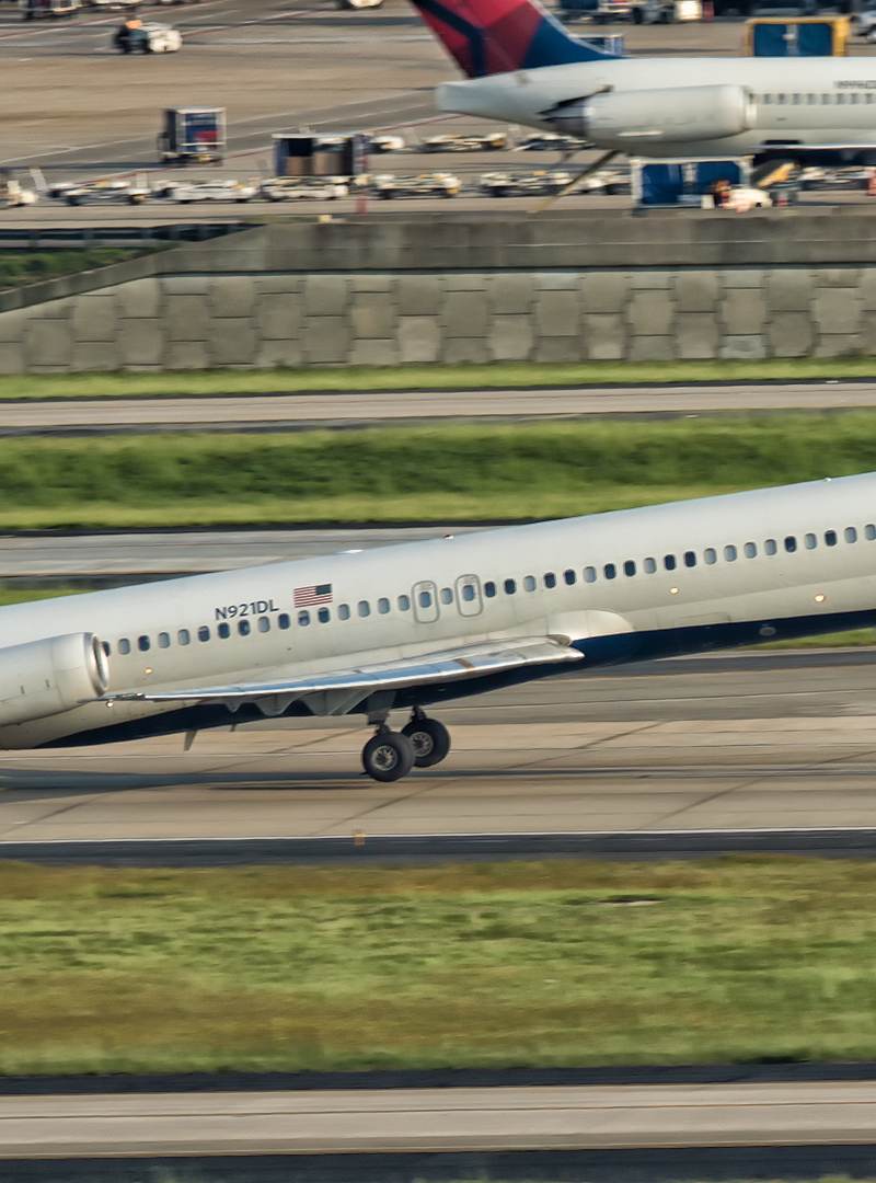 N921DL - Douglas