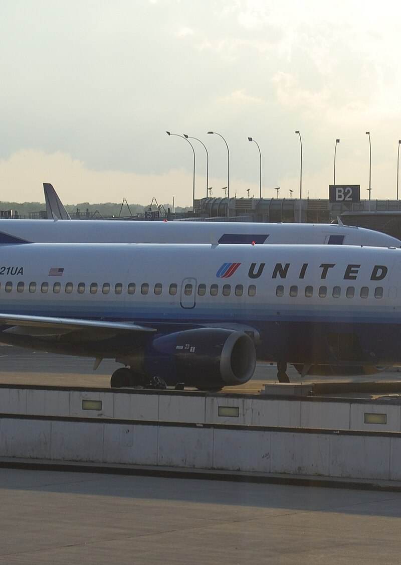 N921UA - Twin-engine aircraft