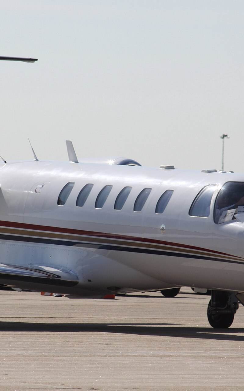 N128JW - Business jet